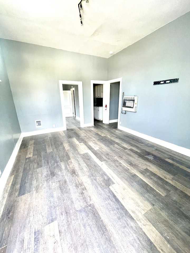 211 Hartwell Rd - Photo 3 of 8