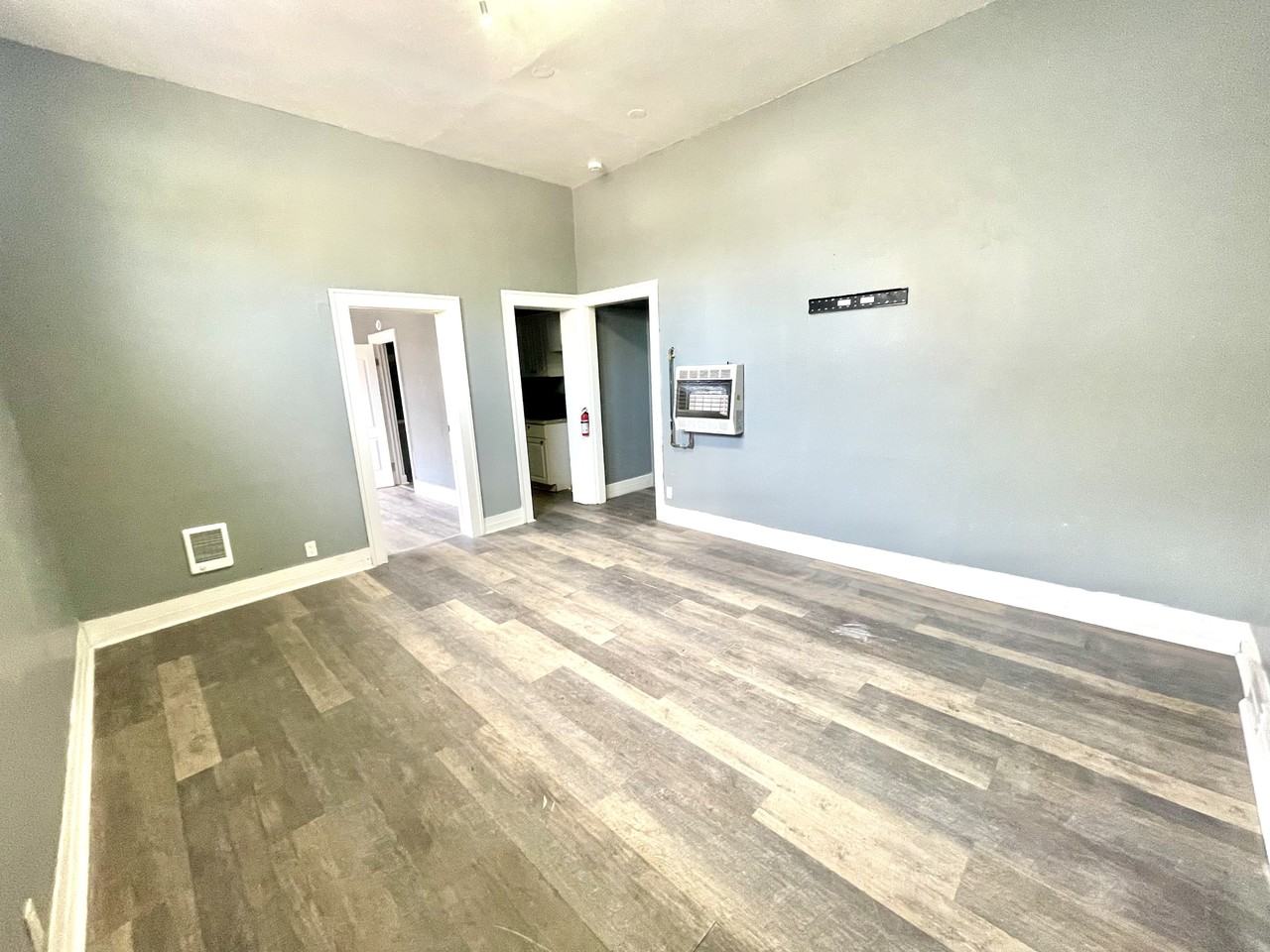 211 Hartwell Rd - Photo 4 of 8