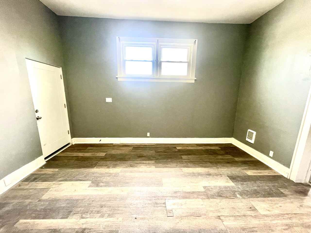 211 Hartwell Rd - Photo 5 of 8