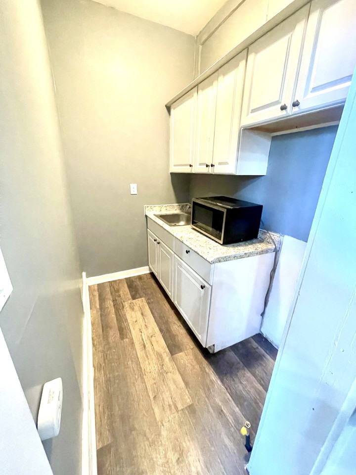 211 Hartwell Rd - Photo 7 of 8