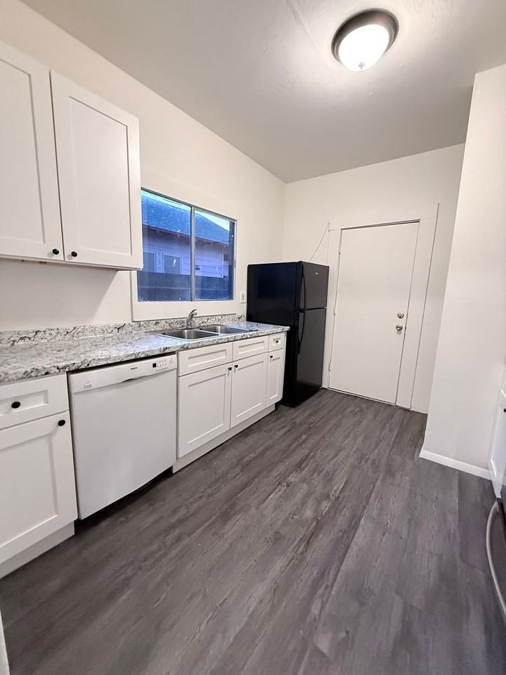 1216 E Pierce St - Photo 7 of 10