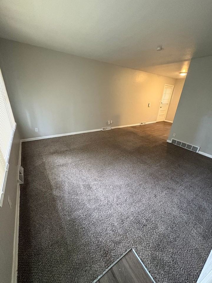 8407 E 98th Ter - Photo 2 of 8