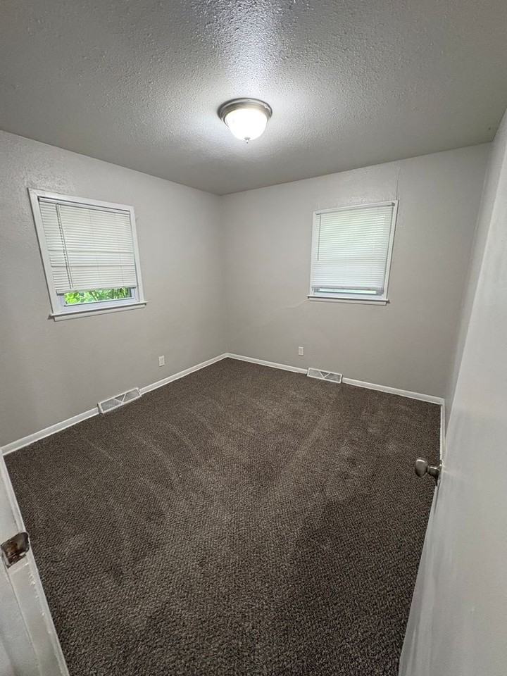 8407 E 98th Ter - Photo 4 of 8