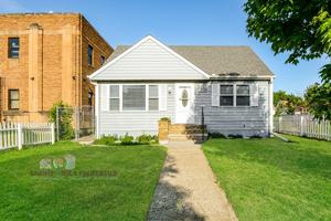 featured image of 3315 James Ave N #1