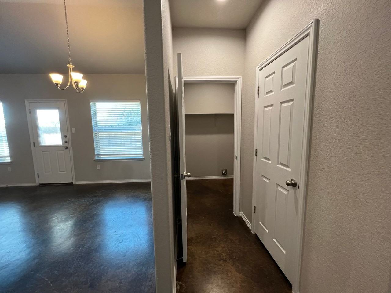 1128 Renee Way - Photo 5 of 17
