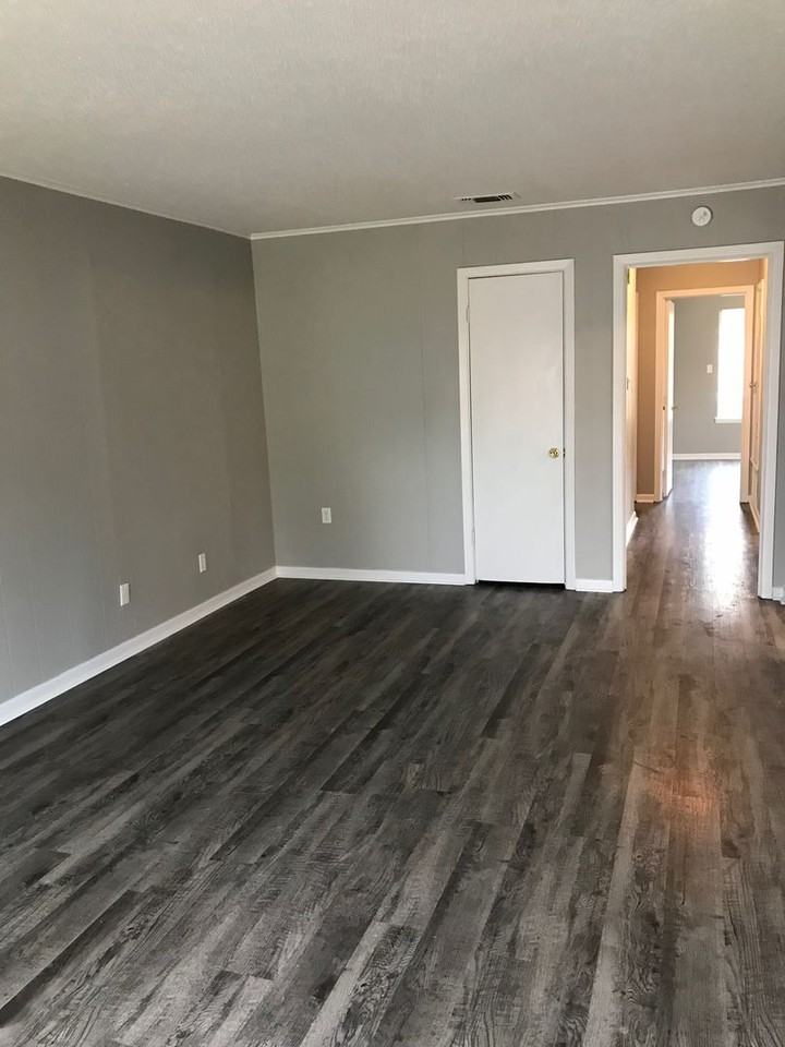 601 Robbins St - Photo 2 of 17