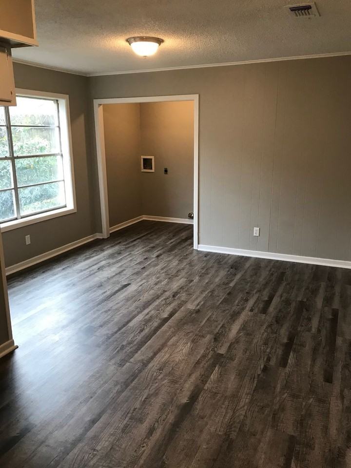 601 Robbins St - Photo 4 of 17