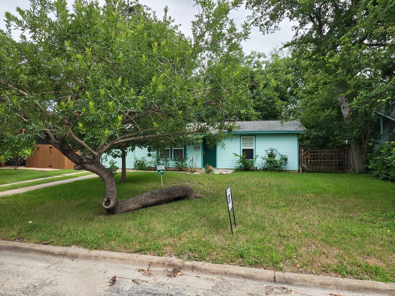 3207 Locke Ln - Photo 2 of 21