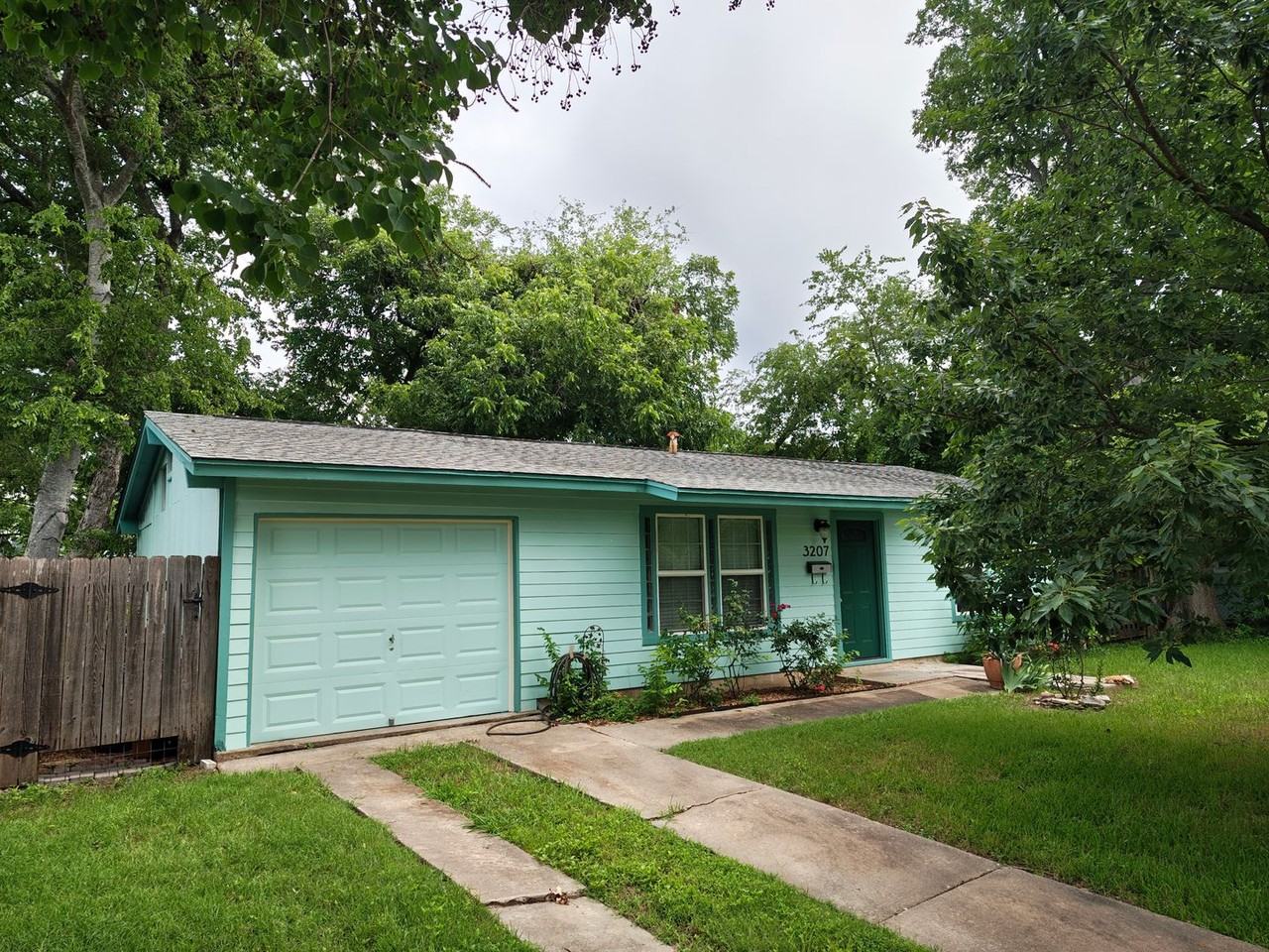 3207 Locke Ln - Photo 4 of 21