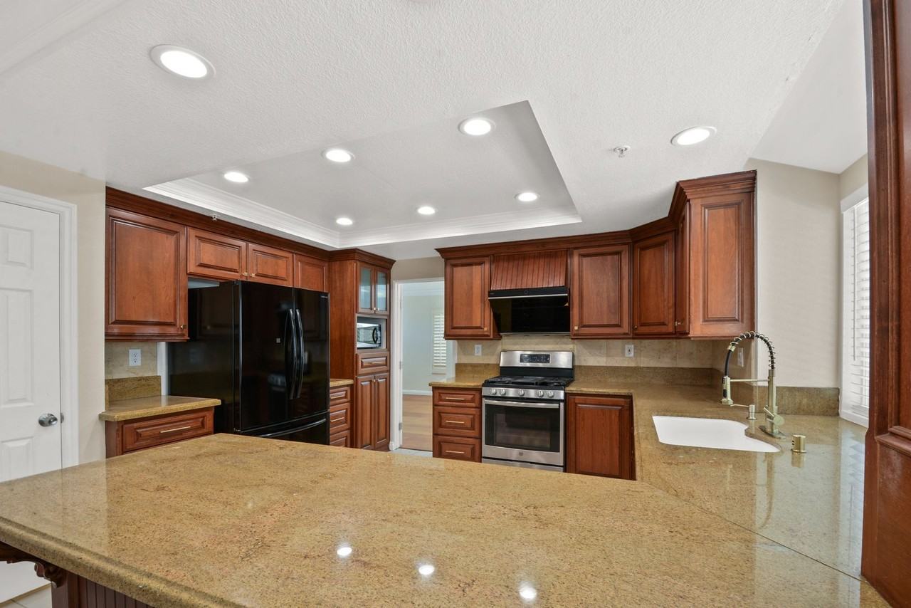 6598 Bradford Ct - Photo 2 of 27