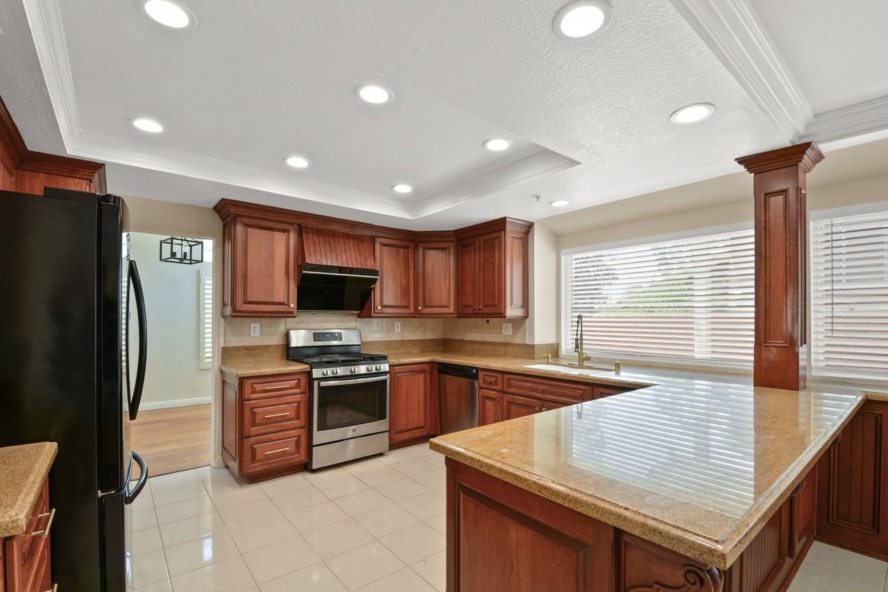 6598 Bradford Ct - Photo 3 of 27