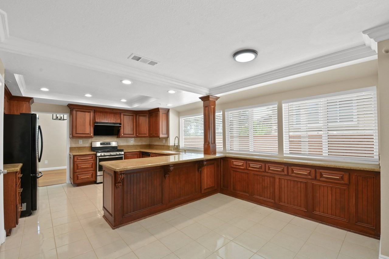 6598 Bradford Ct - Photo 4 of 27