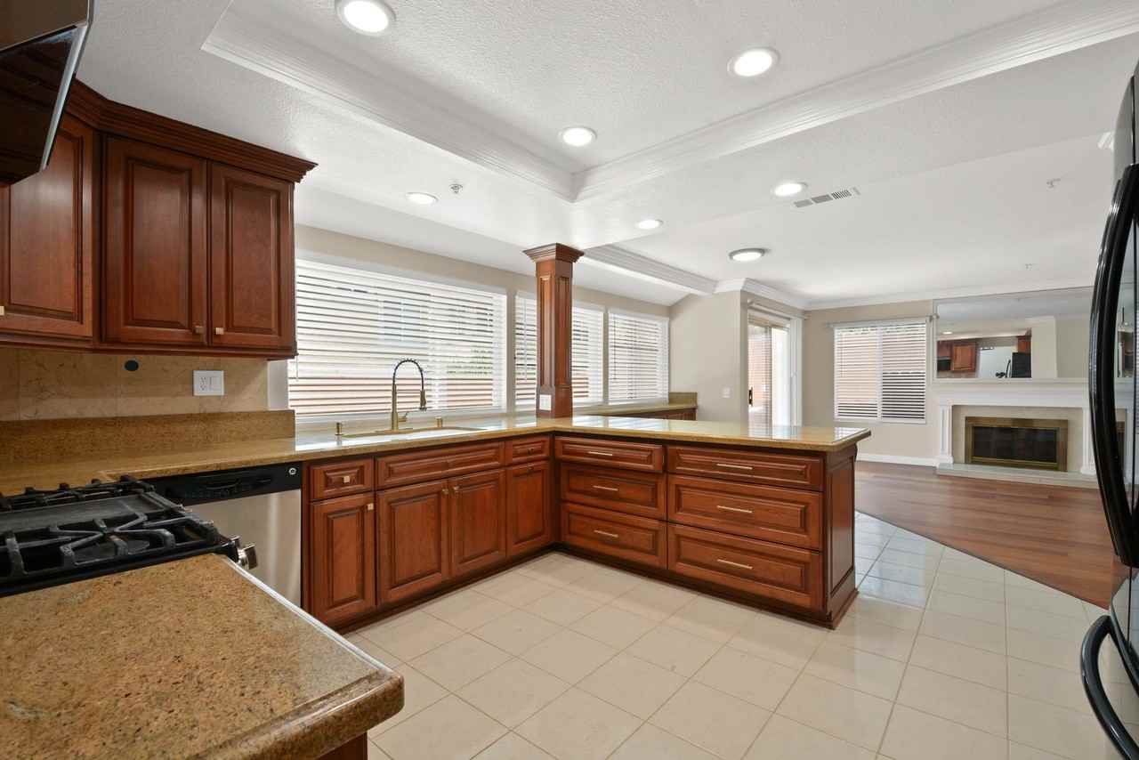 6598 Bradford Ct - Photo 5 of 27