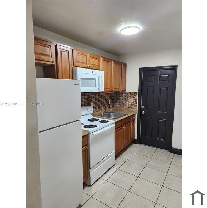 877 Nw 10th St - Photo 4 of 11