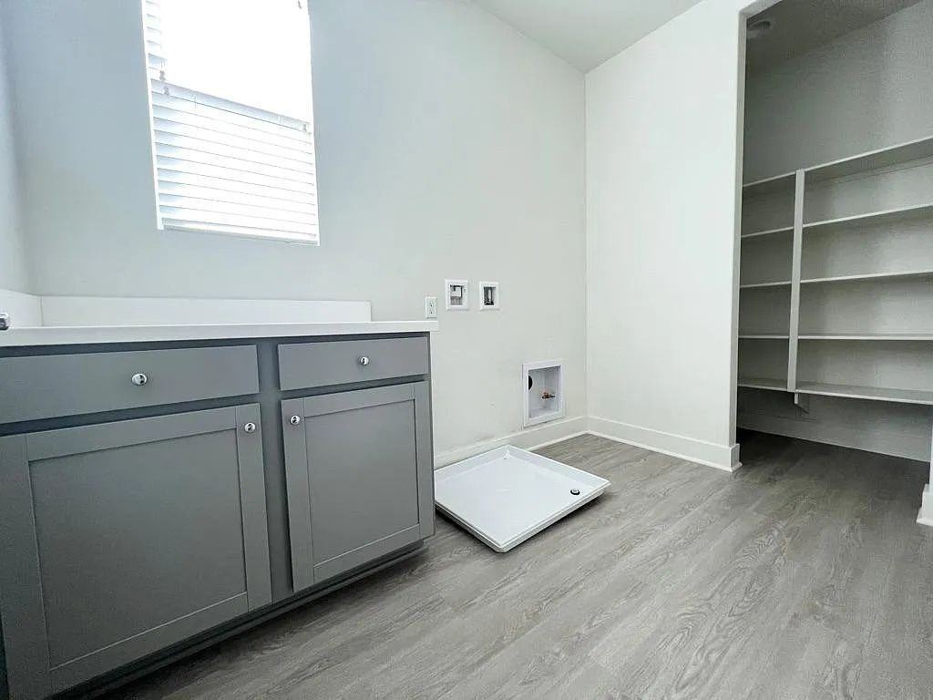 15882 Kingston Rd - Photo 3 of 19