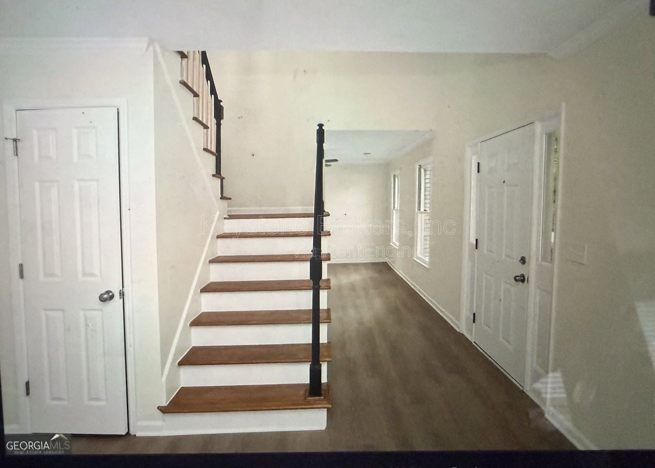401 Vardon Way - Photo 3 of 10