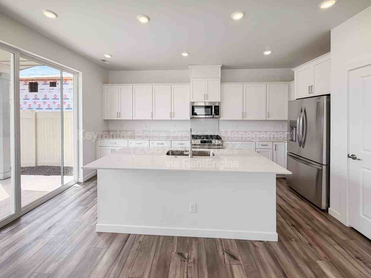 1760 N Big Star Ave - Photo 3 of 19