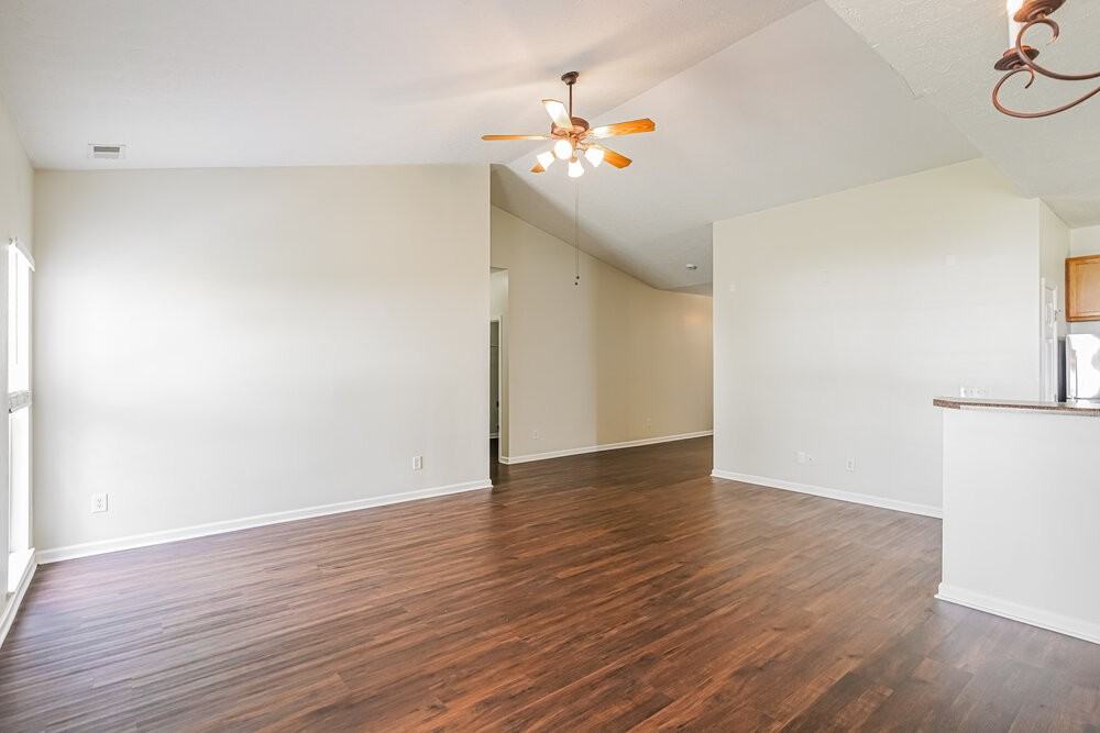 130 Megan St - Photo 4 of 16