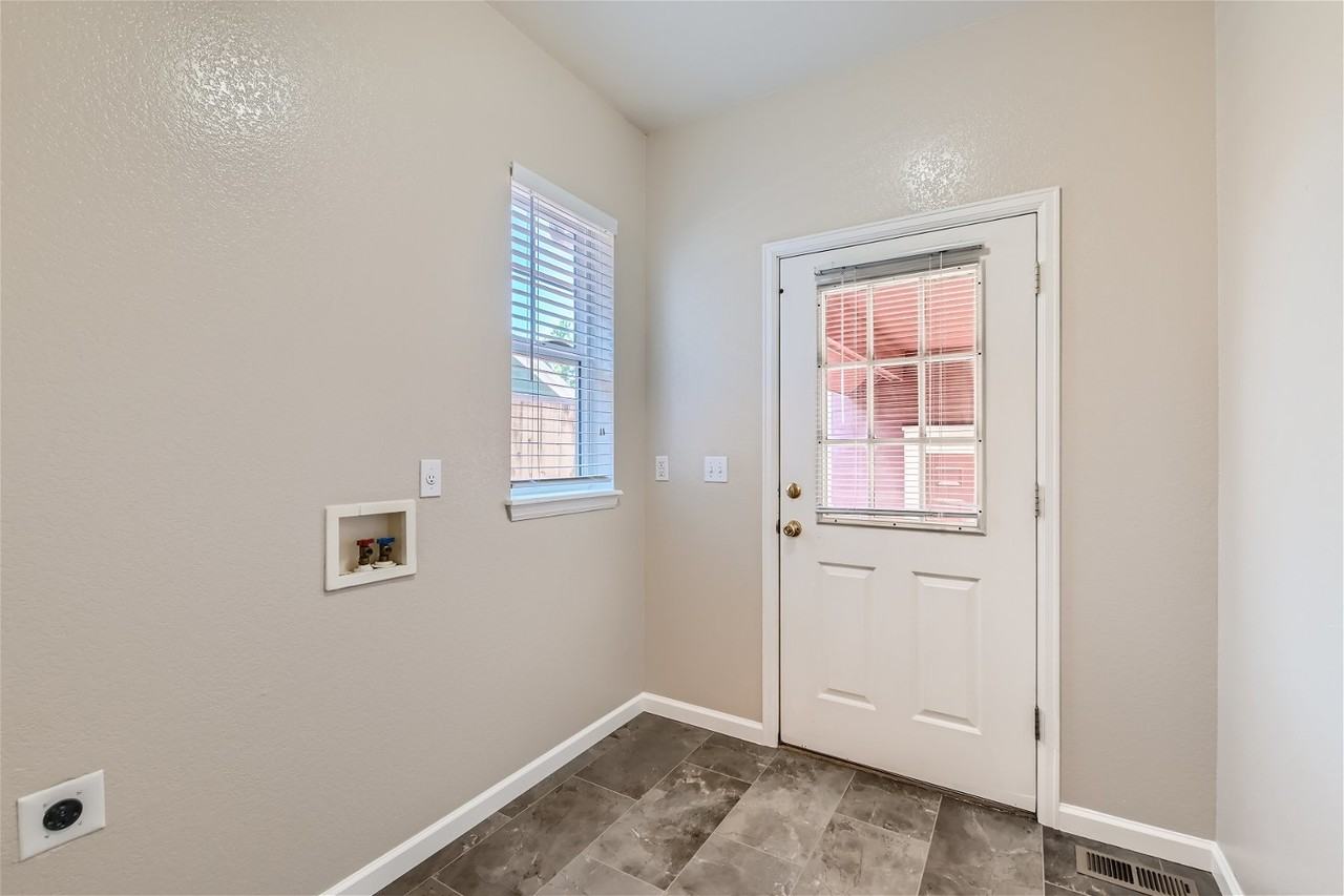 5138 Mt St Vrain Ave - Photo 5 of 23
