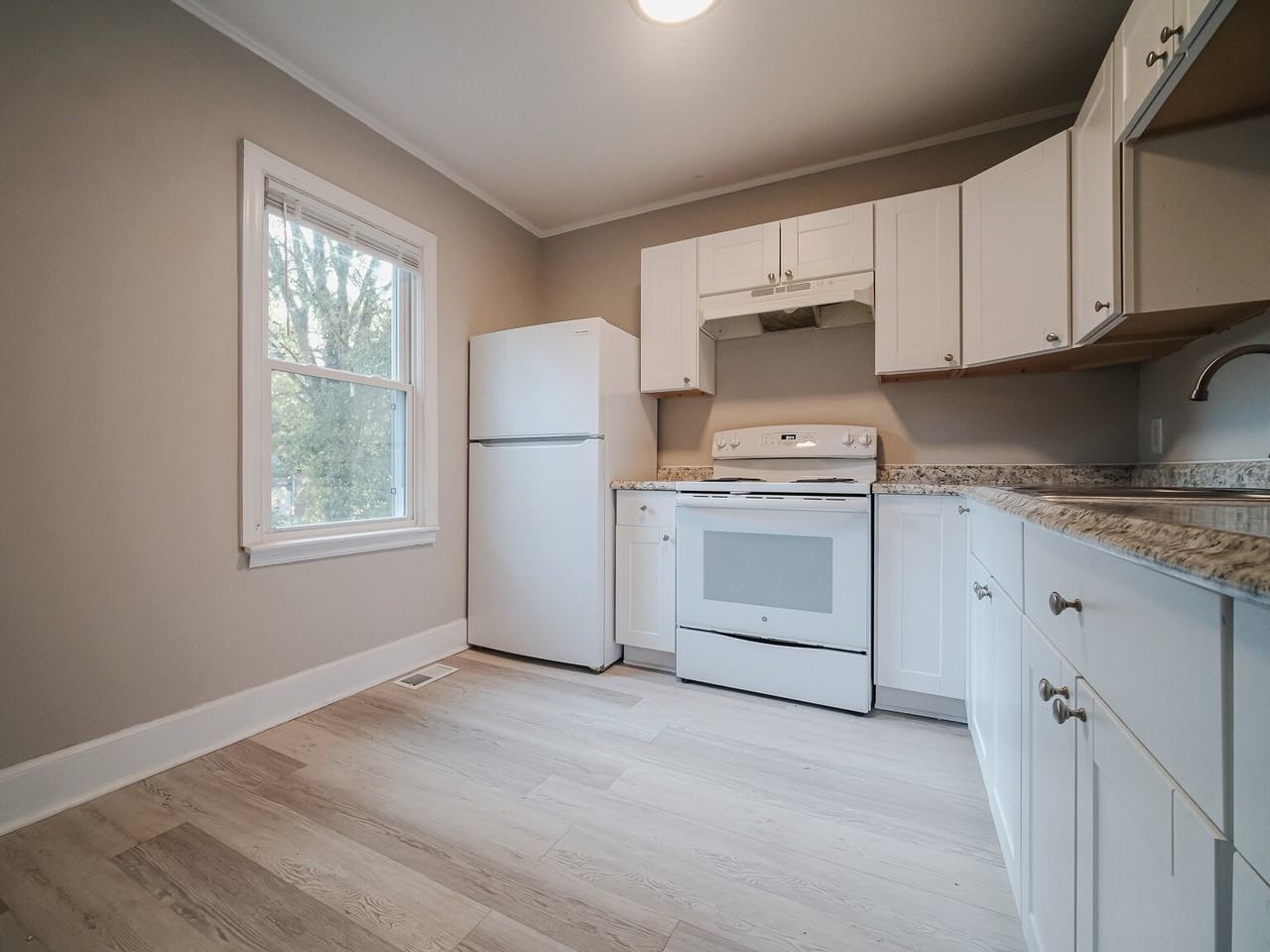 614 Ambassador St - Photo 7 of 35