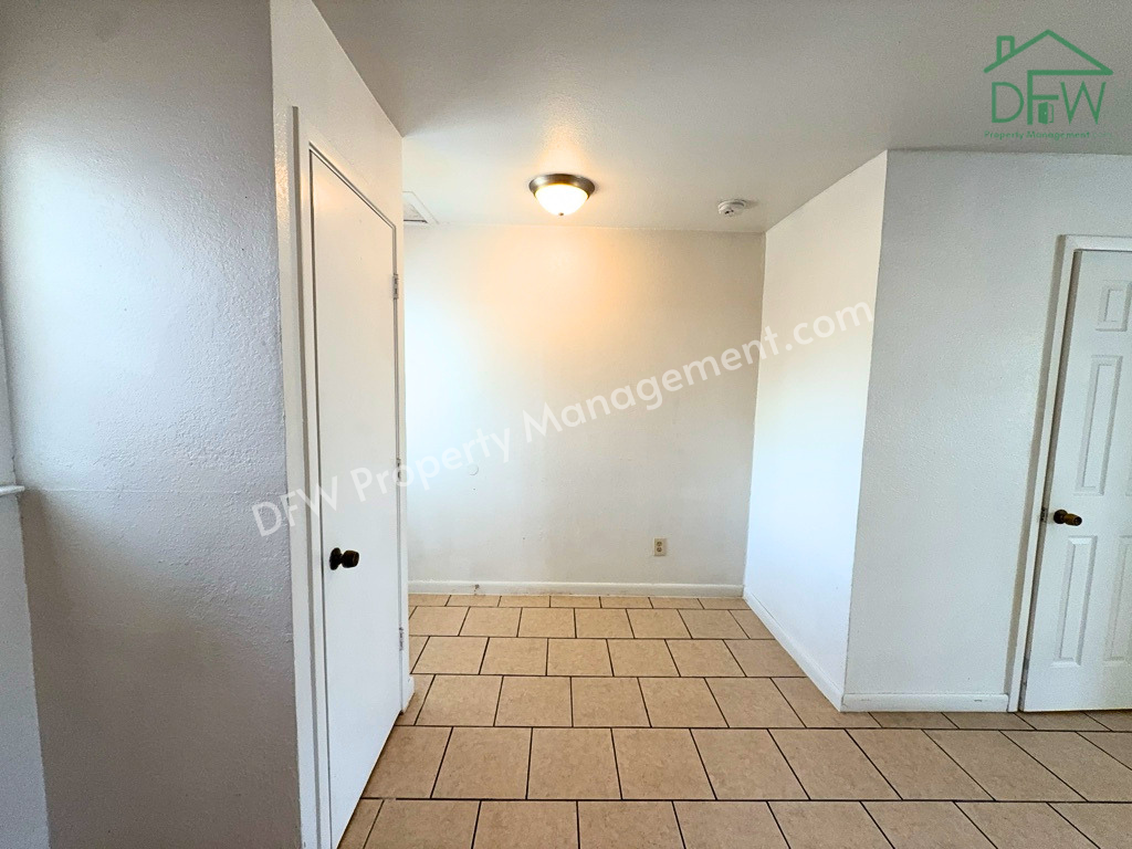 807 W Walnut St #C4 - Photo 5 of 18