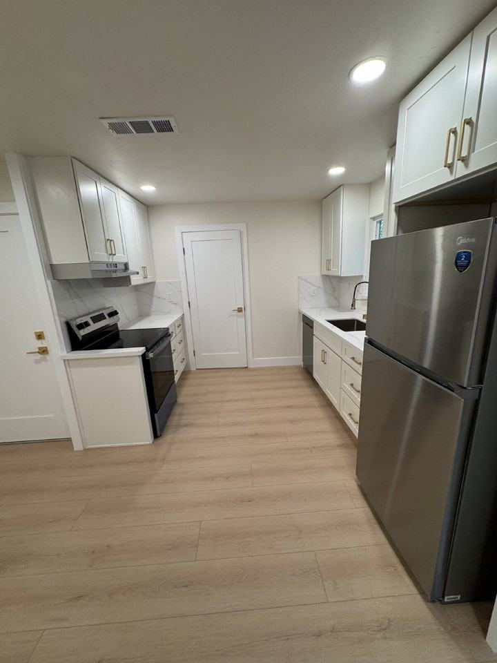 3818 Harbor St - Photo 7 of 17