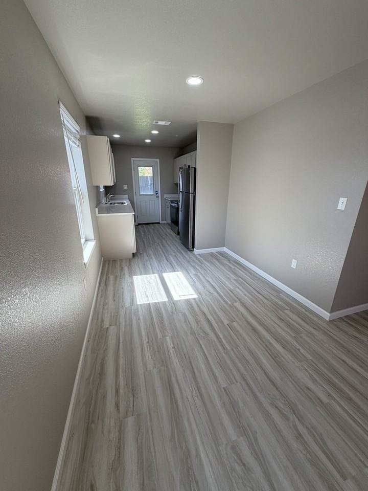 2413 Avenue B #B - Photo 4 of 17