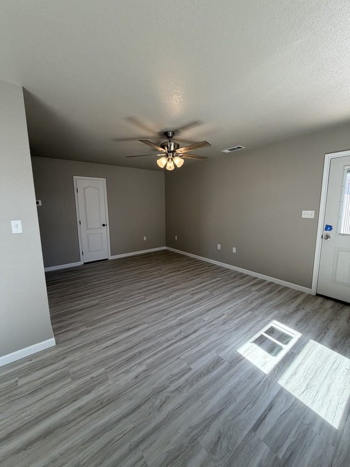2413 Avenue B #B - Photo 5 of 17