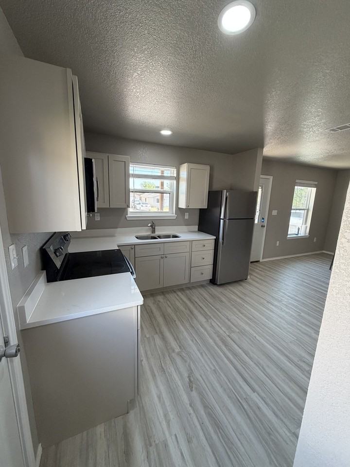 2413 Avenue B #A - Photo 3 of 9