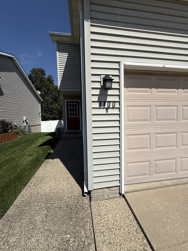 1100 Henry St #B - Photo 2 of 39