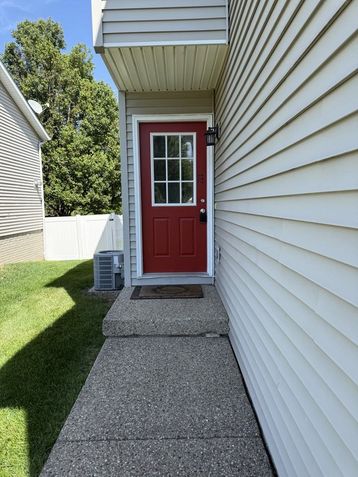1100 Henry St #B - Photo 3 of 39