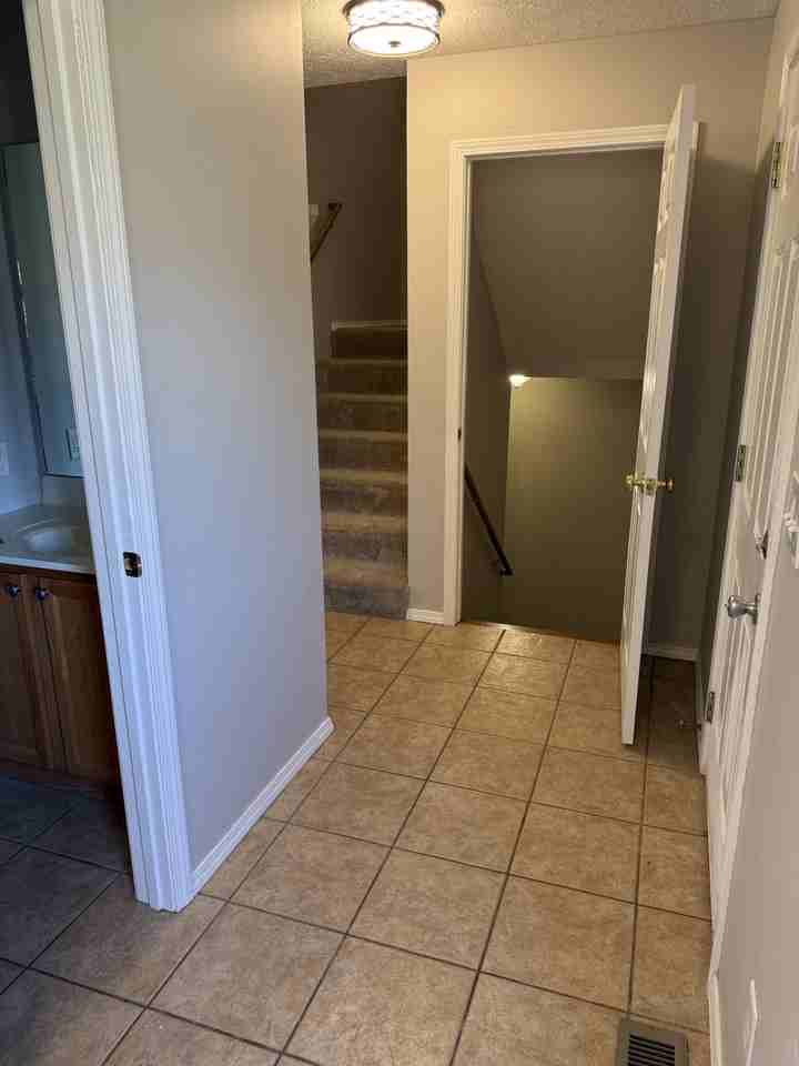 1100 Henry St #B - Photo 4 of 39