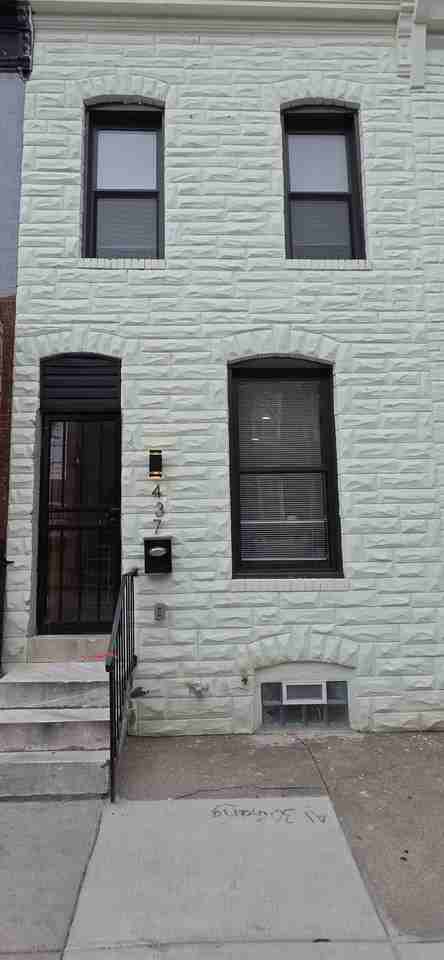 437 N Glover St - Photo 2 of 13
