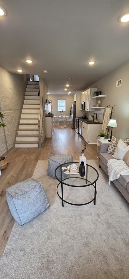 437 N Glover St - Photo 3 of 13