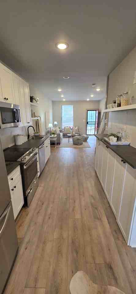 437 N Glover St - Photo 6 of 13