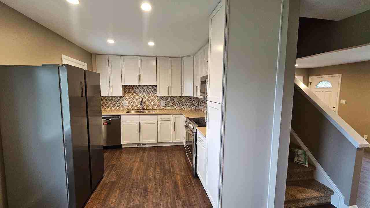 800 Lotus Way - Photo 2 of 19