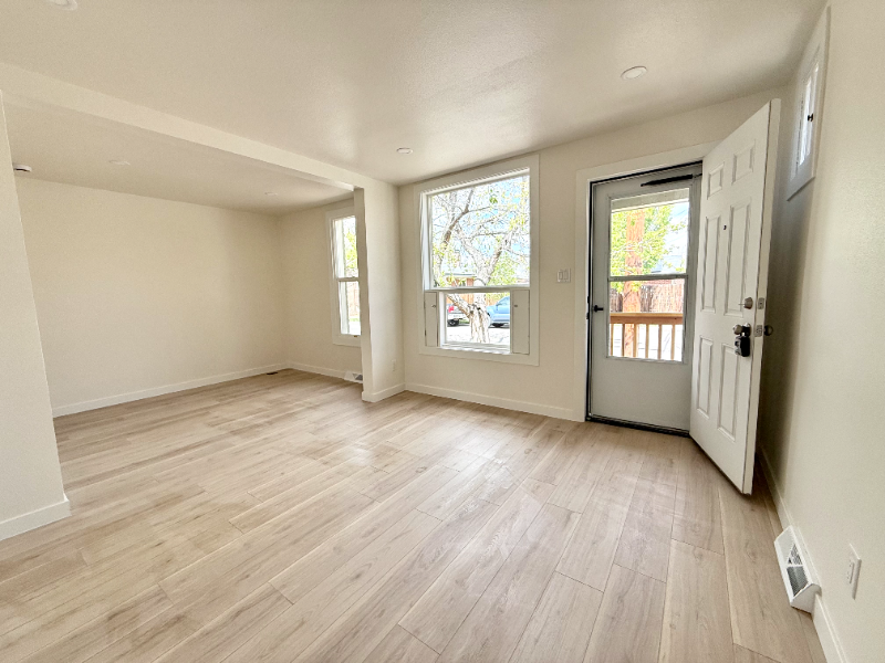 708 E Dakota Ave - Photo 2 of 16