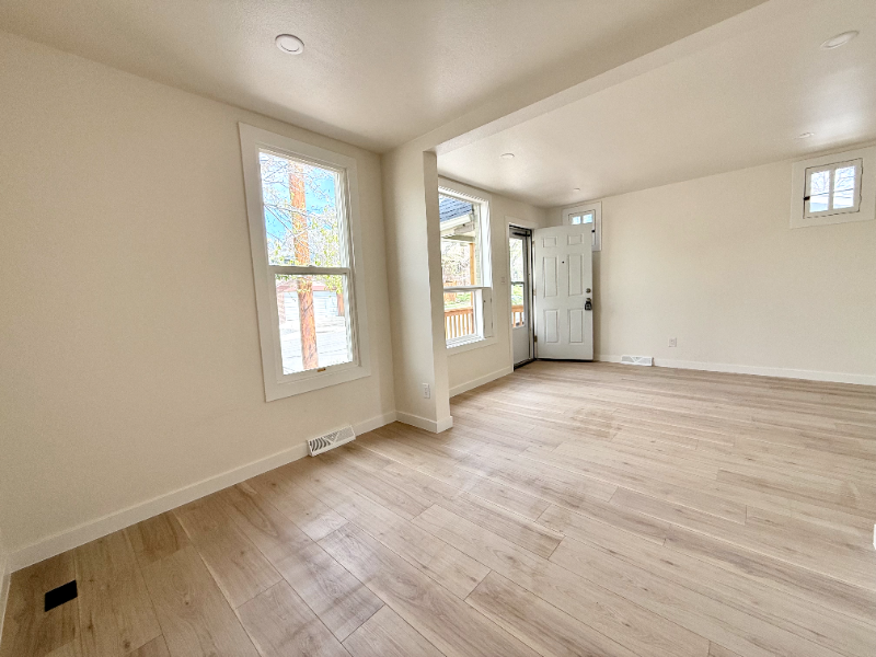 708 E Dakota Ave - Photo 4 of 16