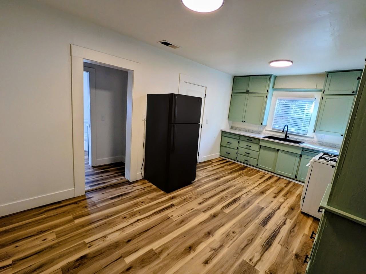 1267 Warner St - Photo 5 of 16