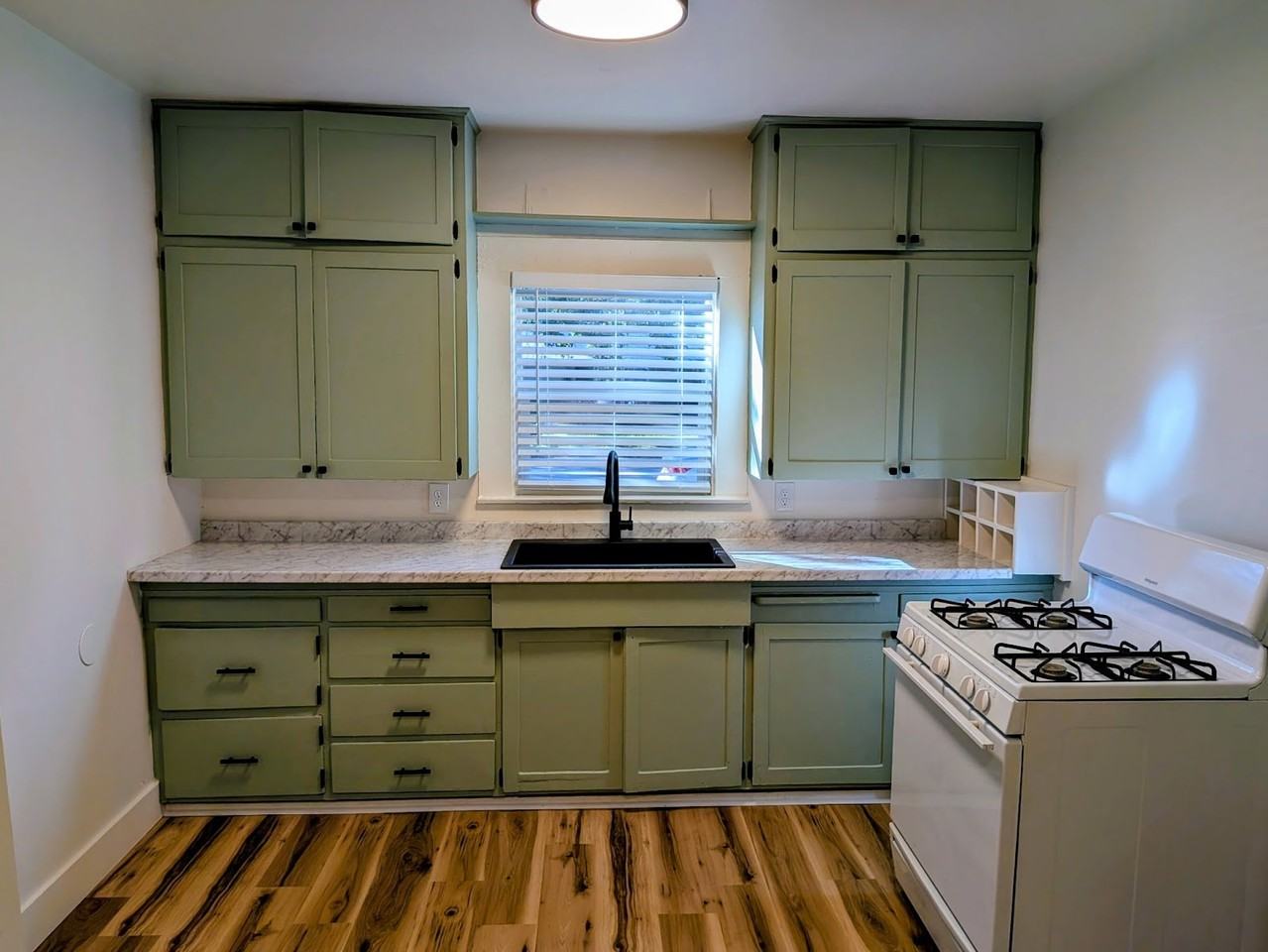 1267 Warner St - Photo 6 of 16