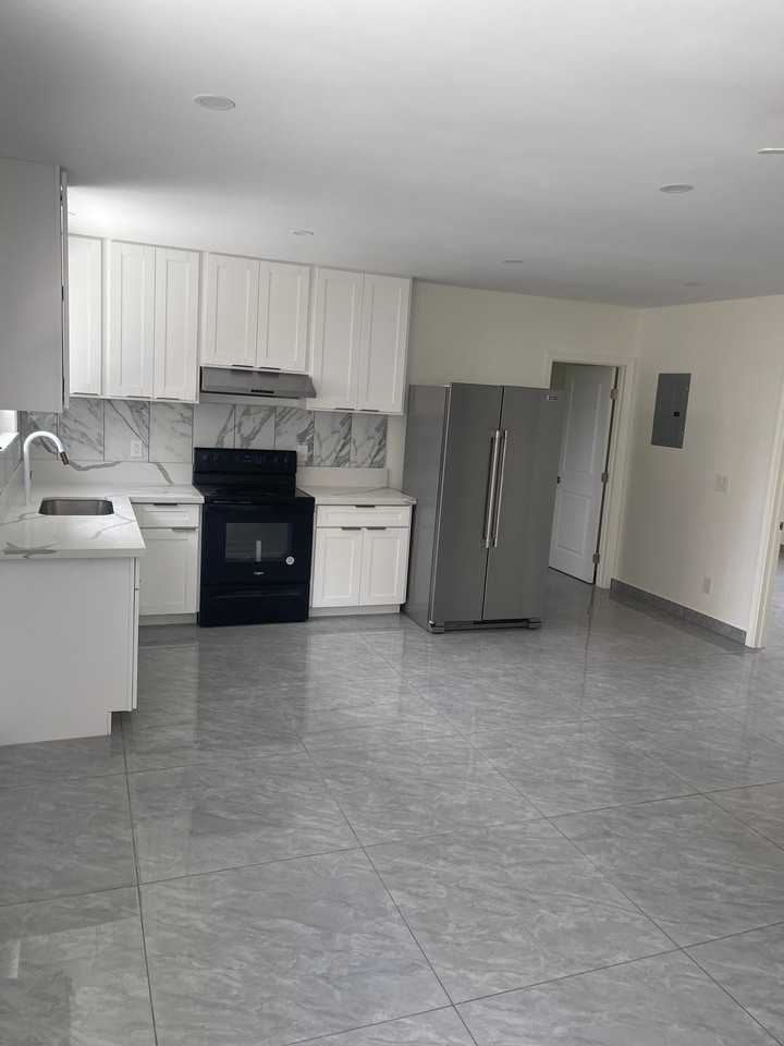918 8Th Avebedroom - Photo 2 of 15
