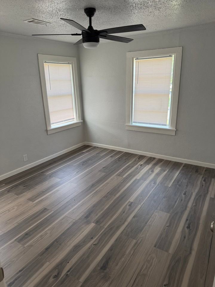 1061 19th St Se - Photo 5 of 12