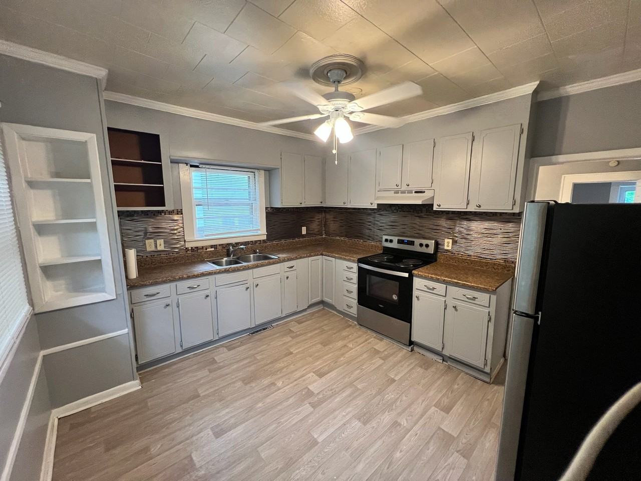 610 Holt Ave - Photo 5 of 10