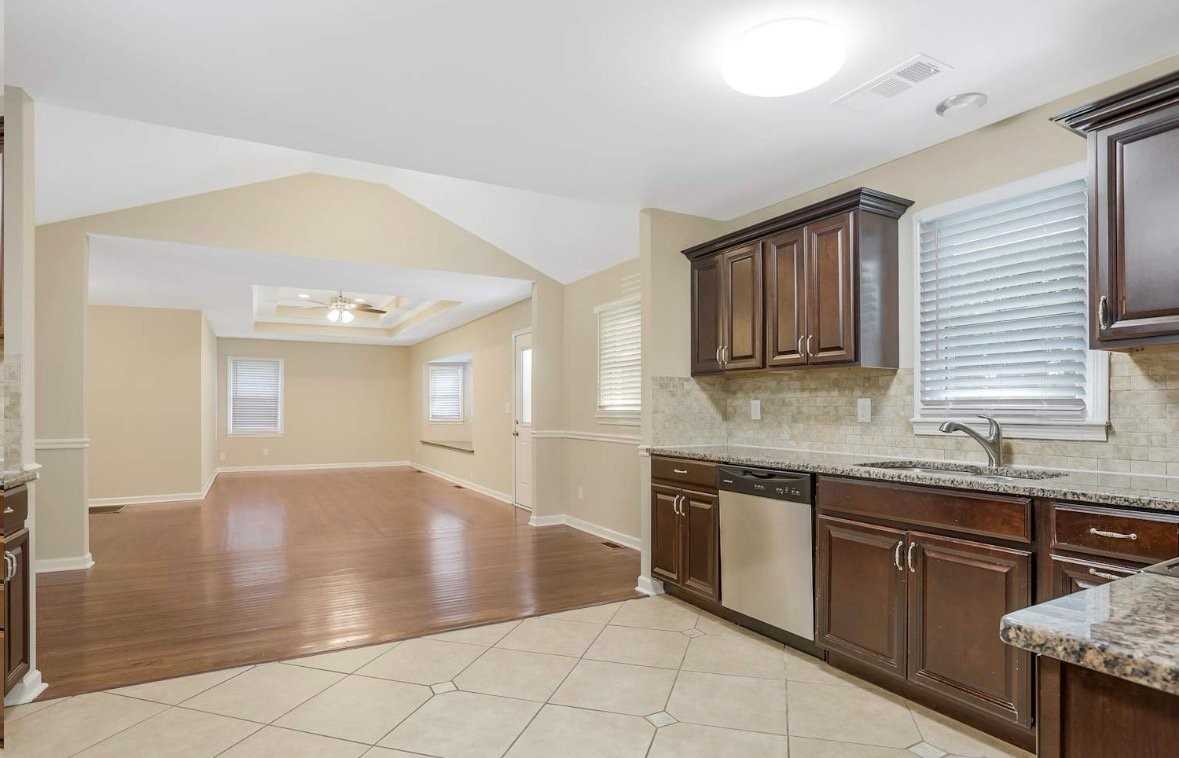 3032 Remington St - Photo 5 of 9