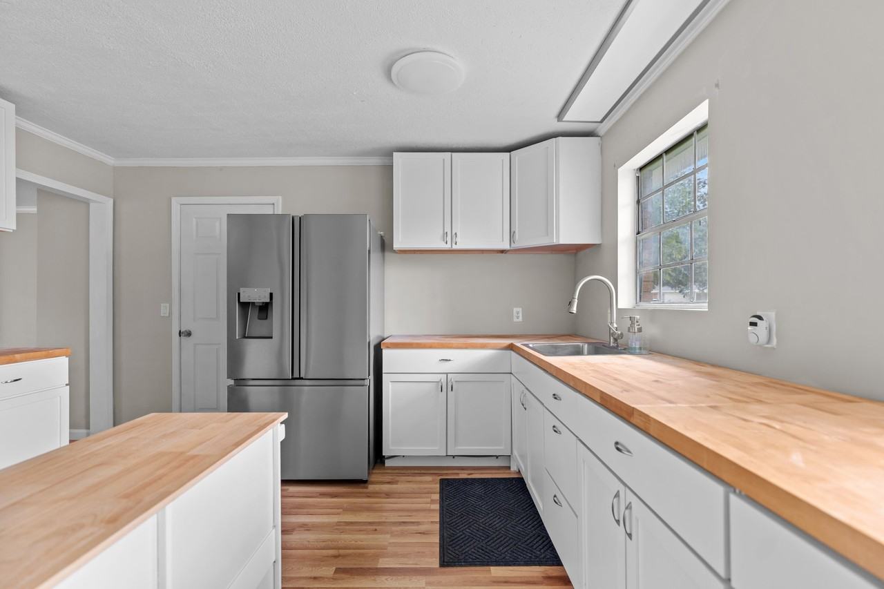 320 Brobston St - Photo 2 of 11
