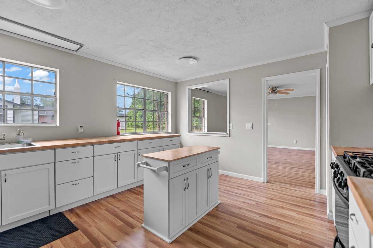 320 Brobston St - Photo 3 of 11