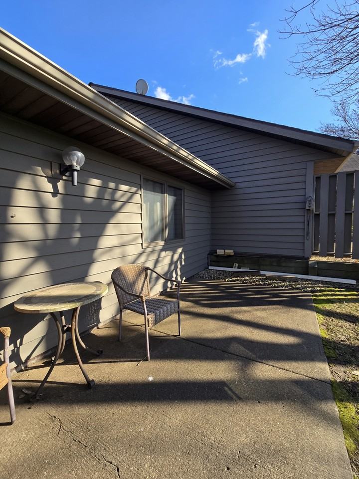 138 Sargent Dr #1 - Photo 4 of 10
