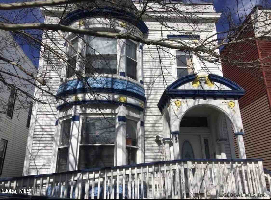 131 6th Ave #1