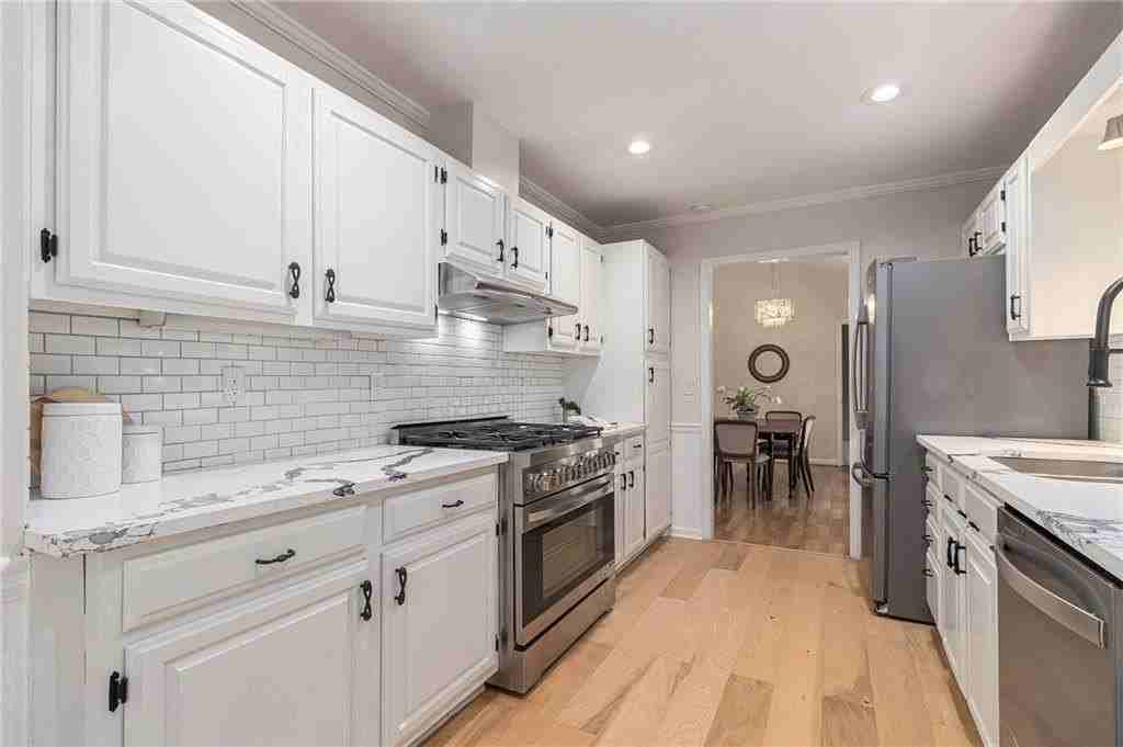 1402 Mclendon Dr - Photo 5 of 26