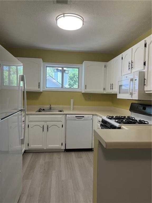 1648 Raleigh Cir Se - Photo 2 of 25